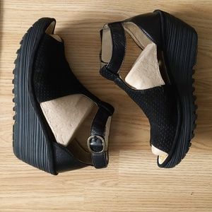 {Firm Price} Fly London Yall962Fly wedge sandals